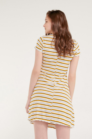 Vestido corto unicolor, manga corta.