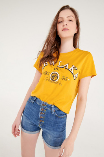 Camiseta manga corta con estampado en frente.