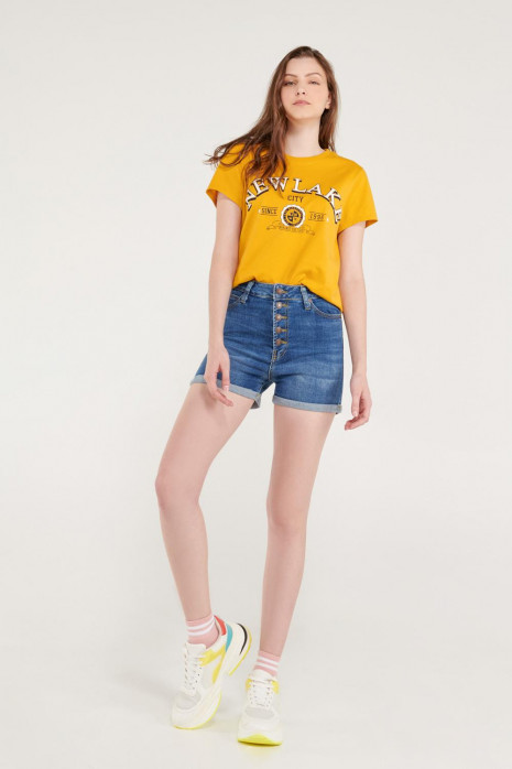 Camiseta manga corta con estampado en frente.