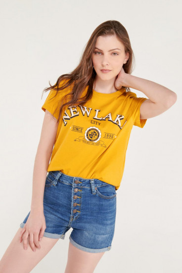 Camiseta manga corta con estampado en frente.