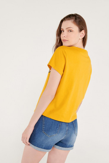 Camiseta manga corta con estampado en frente.