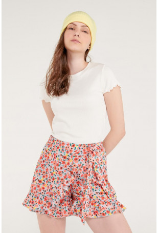 Short falda con boleros y cinturón.