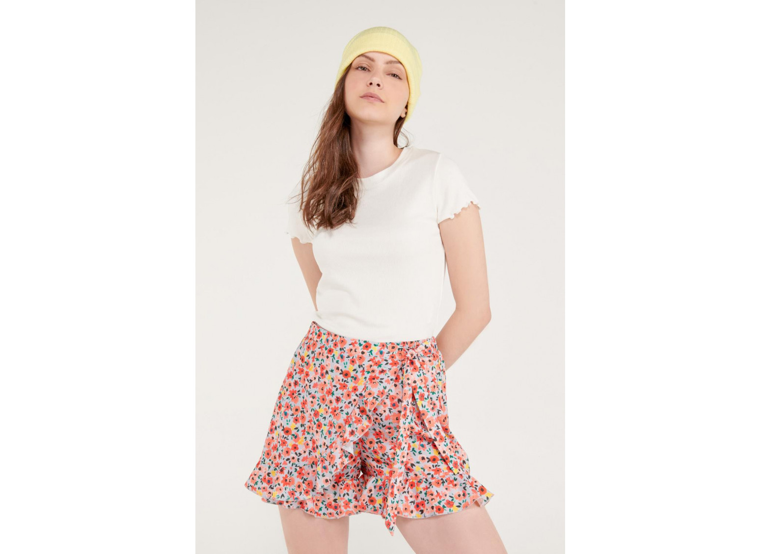 Short falda con boleros y cinturón.