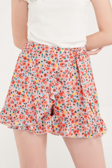 Short falda con boleros y cinturón.