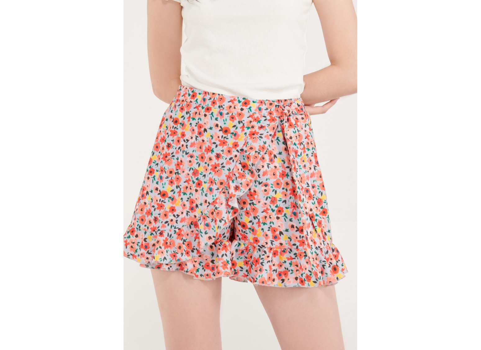 Short falda con boleros y cinturón.