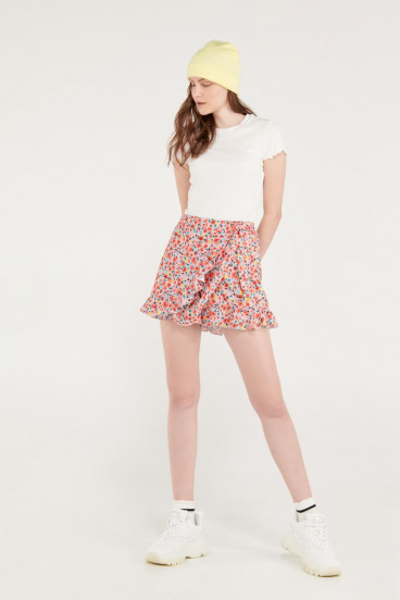 Short falda con boleros y cinturón.