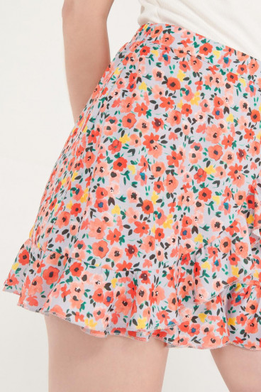 Short falda con boleros y cinturón.