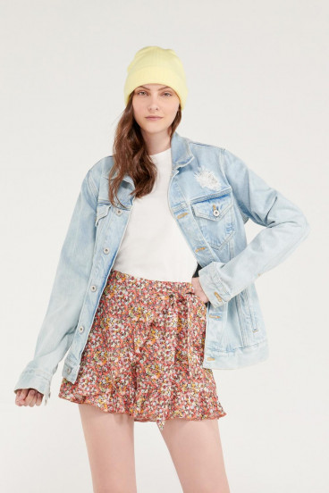 Short falda con boleros y cinturón.