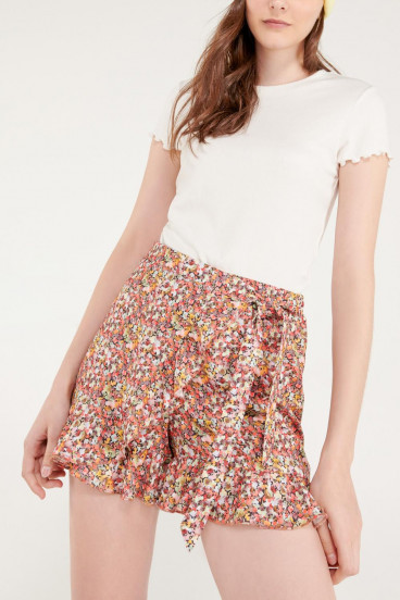 Short falda con boleros y cinturón.