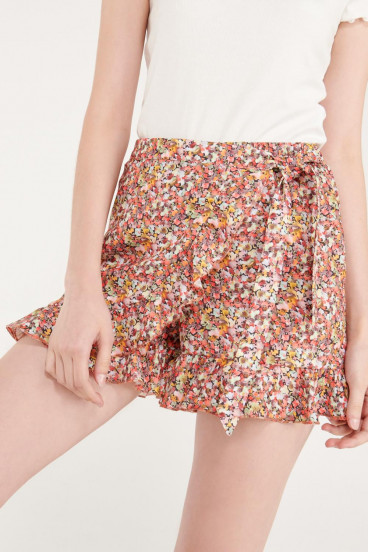 Short falda con boleros y cinturón.