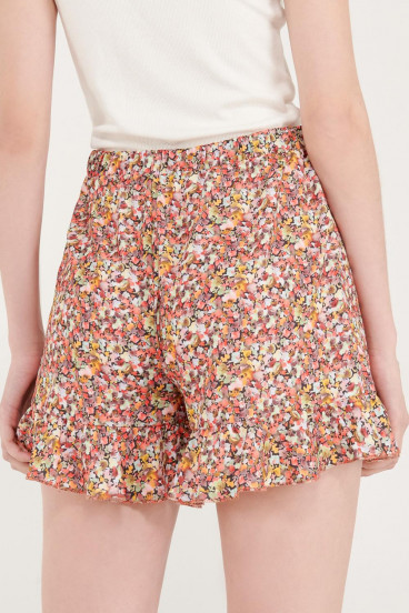 Short falda con boleros y cinturón.