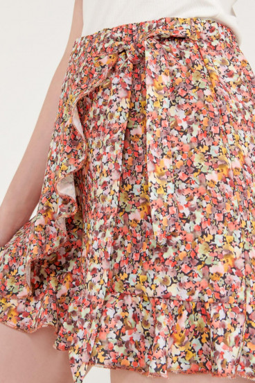 Short falda con boleros y cinturón.