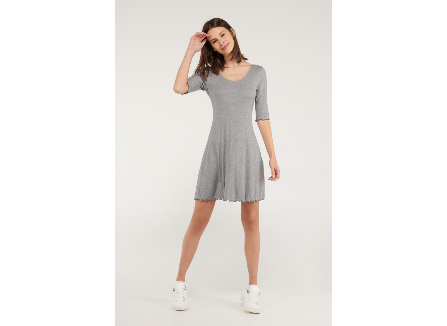 Vestido chic manga larga unicolor.