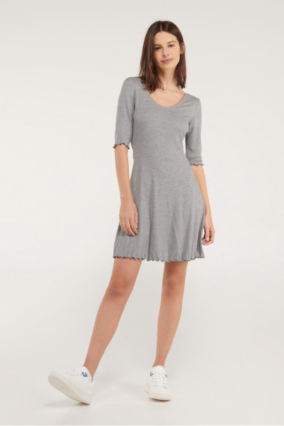 Vestido chic manga larga unicolor.