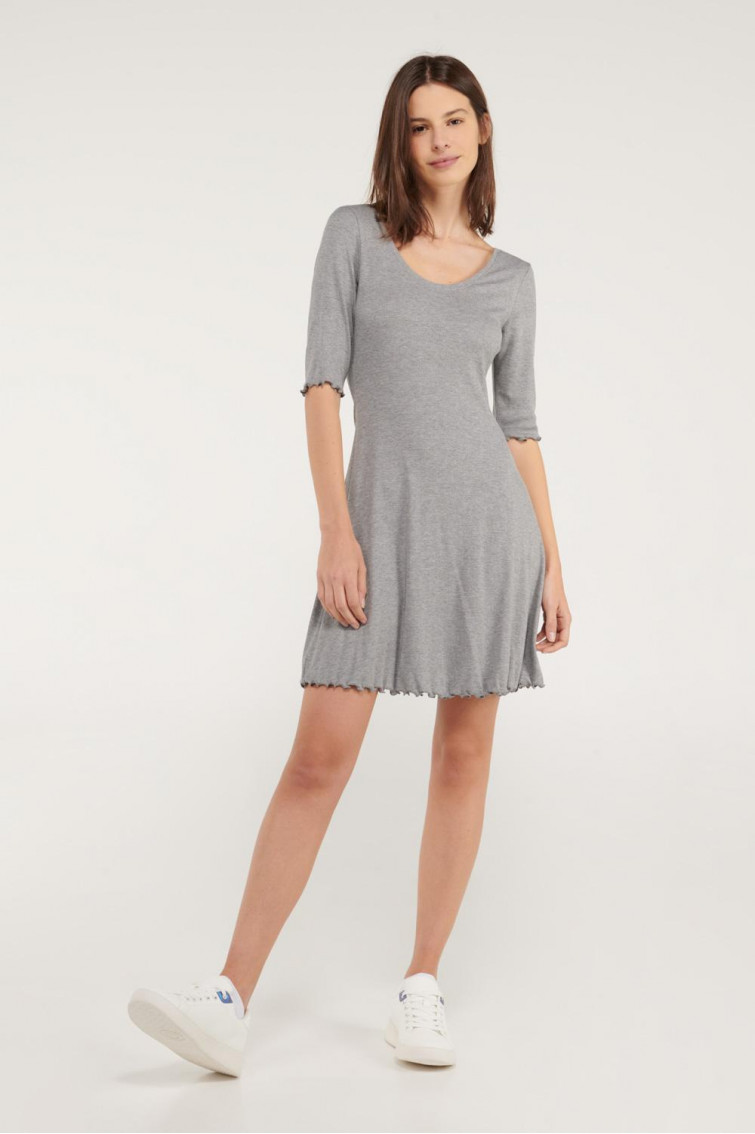 Vestido chic manga larga unicolor.