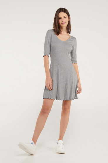 Vestido chic manga larga unicolor.