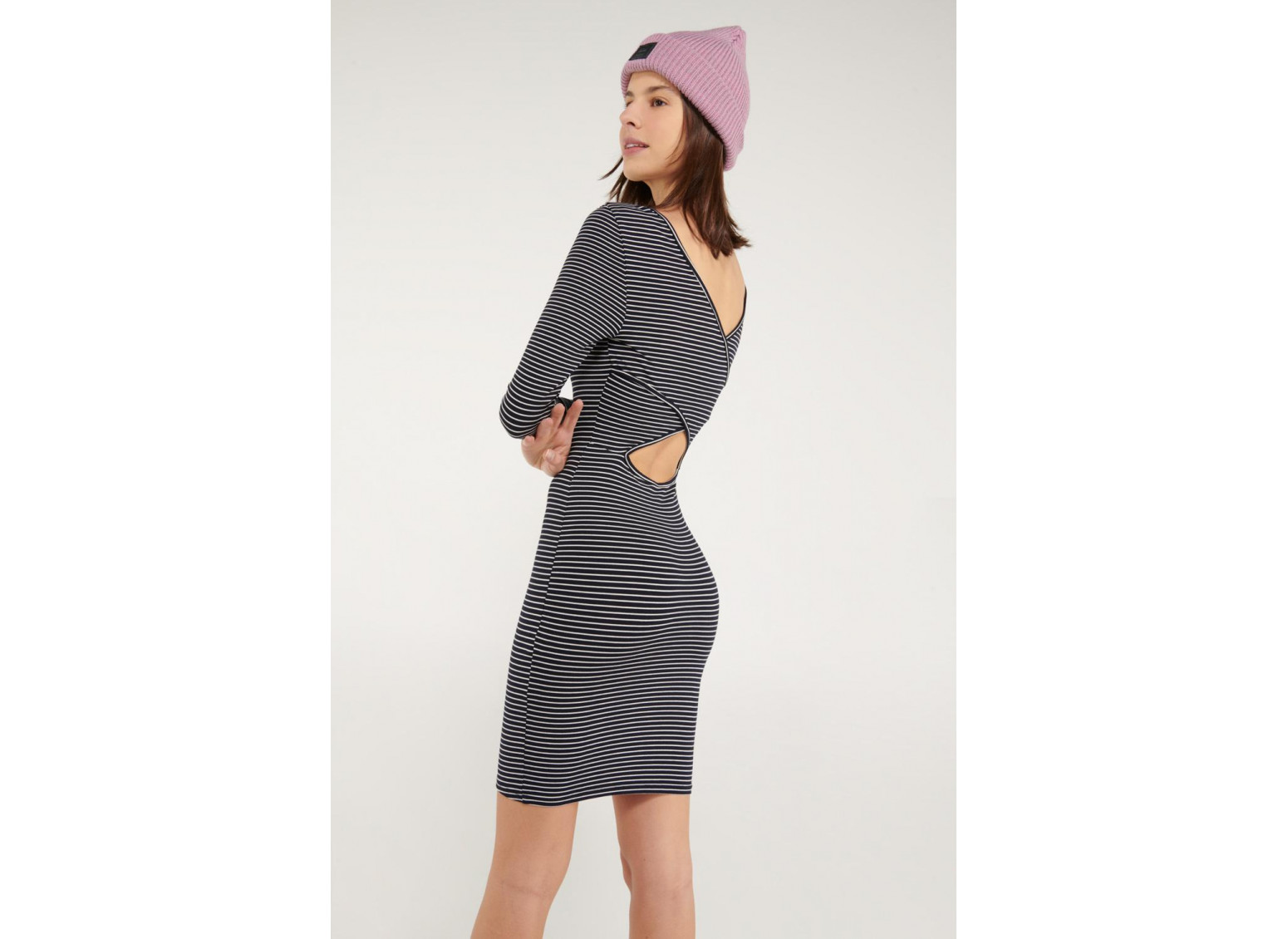 Vestido chic manga larga con detalle espalda.