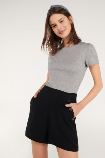 Short con bolsillos y botones