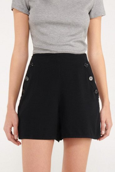 Short con bolsillos y botones