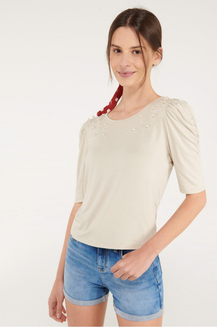 Camiseta unicolor con perlas, chic.