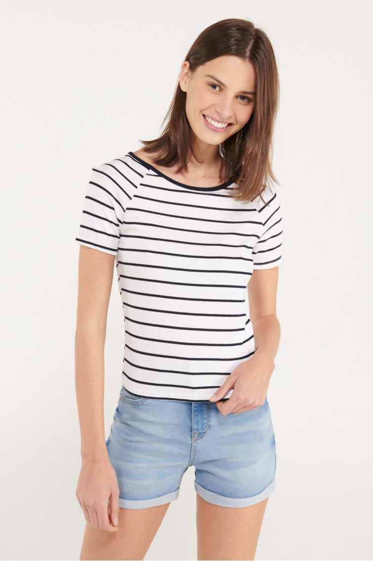 Camiseta básica, manga corta.