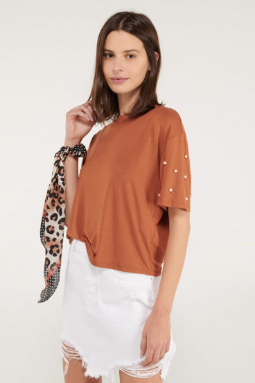 Camiseta manga corta unicolor con perlas.