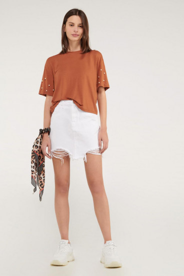 Camiseta manga corta unicolor con perlas.