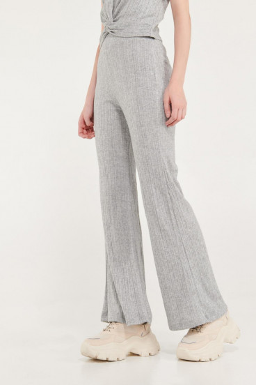 Pantalón moda con bota ancha en rib.