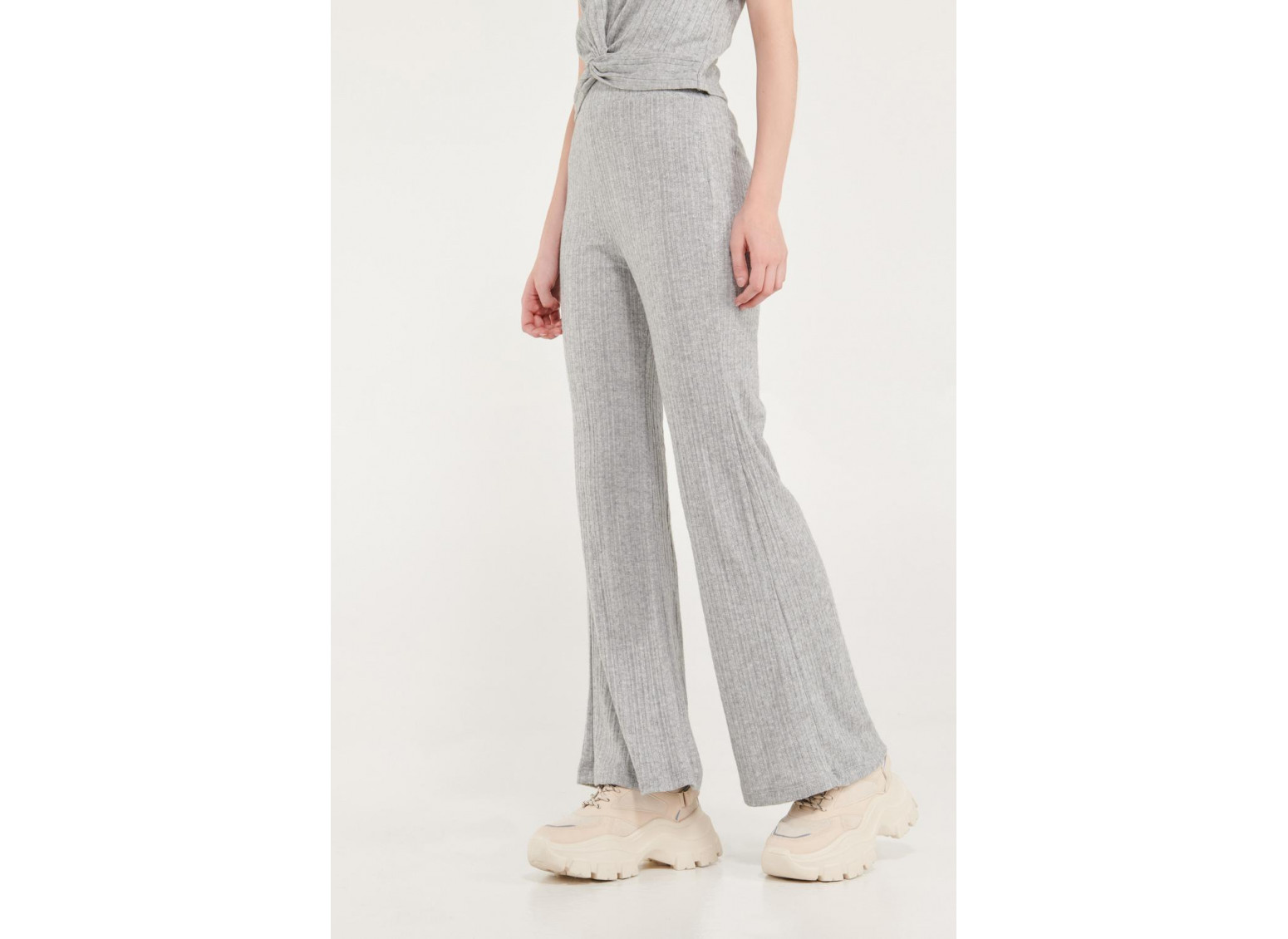 Pantalón moda con bota ancha en rib.