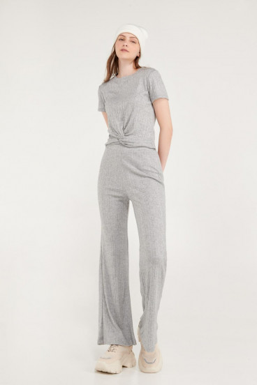 Pantalón moda con bota ancha en rib.