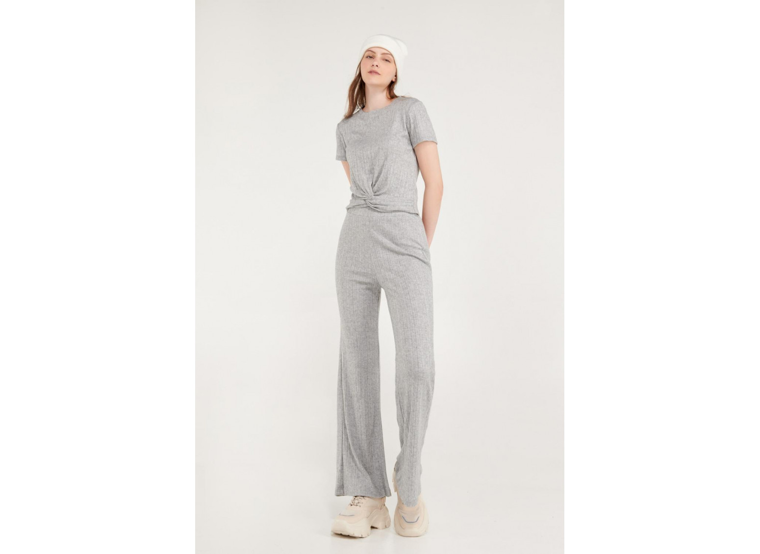 Pantalón moda con bota ancha en rib.