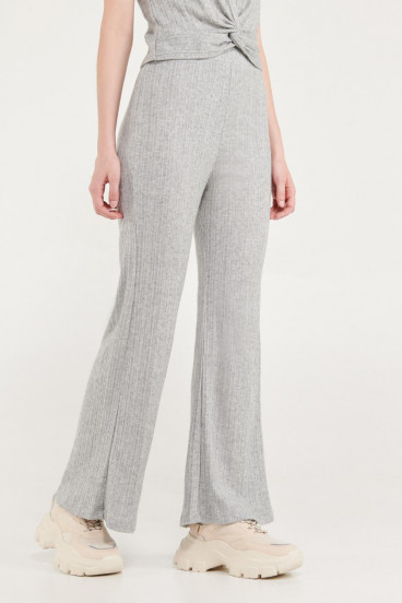 Pantalón moda con bota ancha en rib.