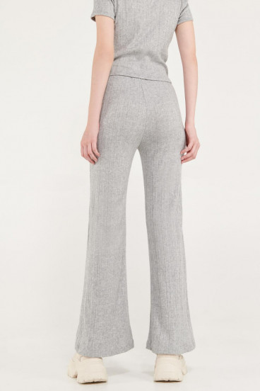 Pantalón moda con bota ancha en rib.