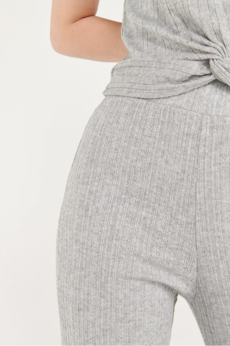 Pantalón moda con bota ancha en rib.