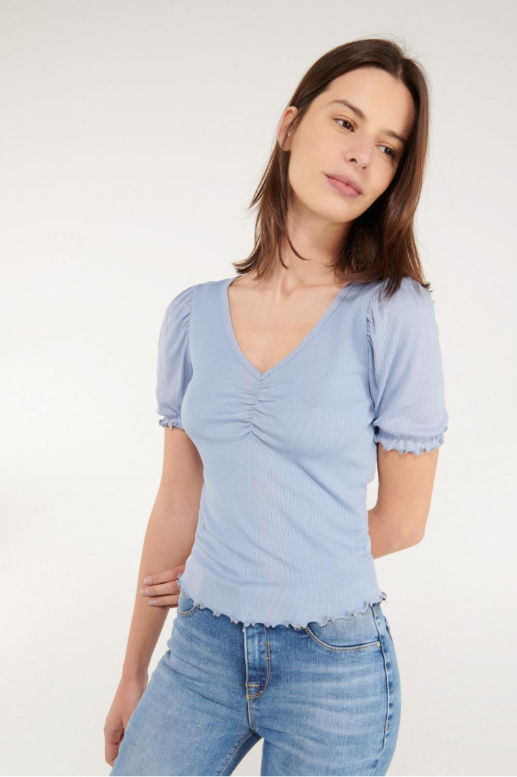 Camiseta con recogido en cuello y mangas
