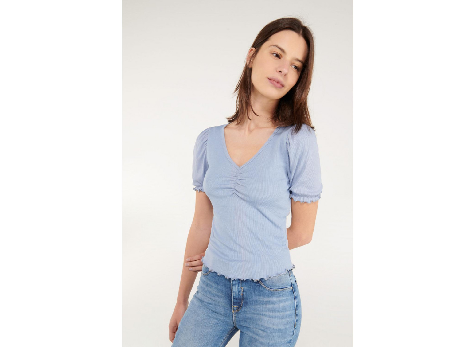 Camiseta con recogido en cuello y mangas