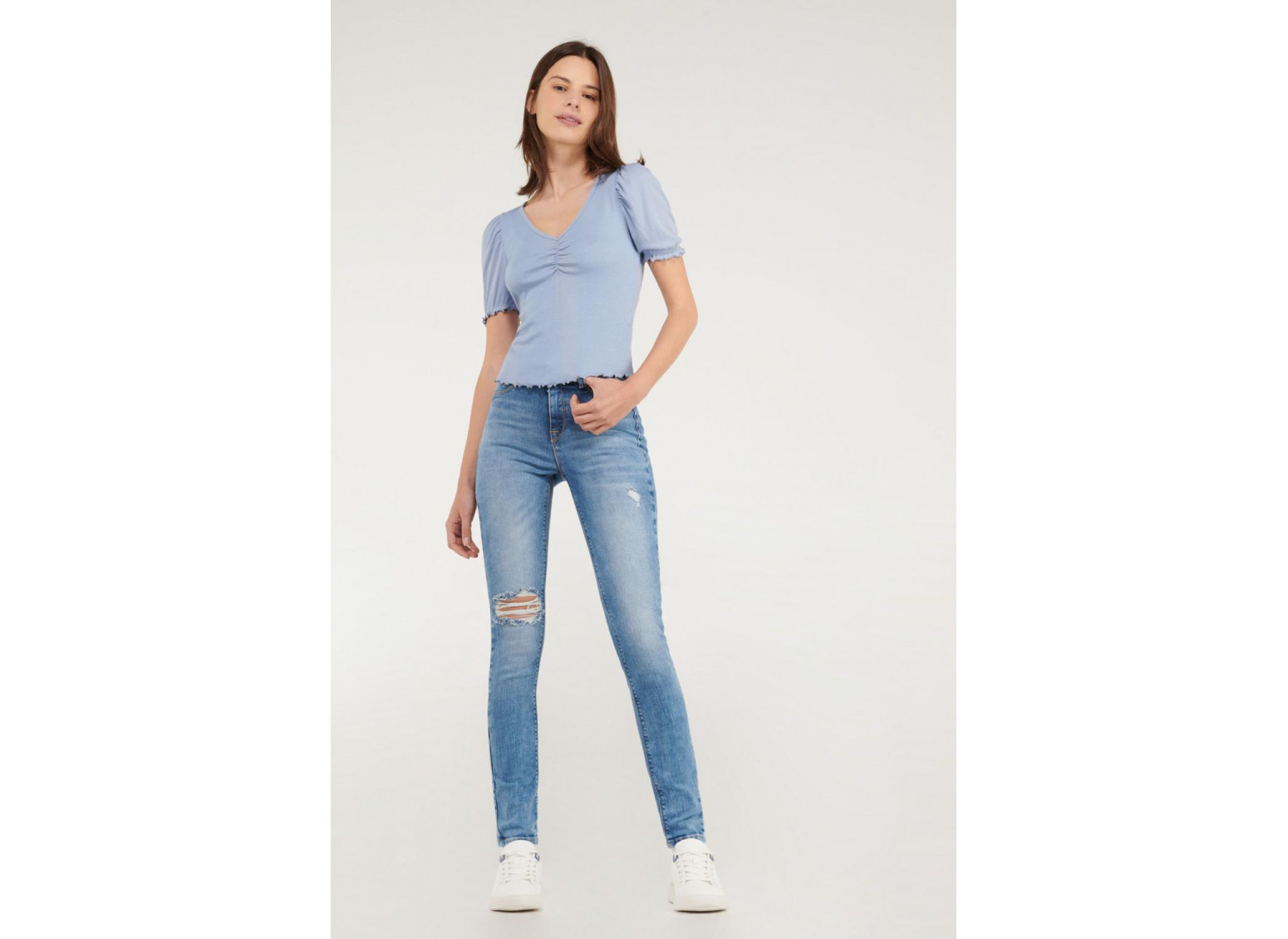 Camiseta con recogido en cuello y mangas