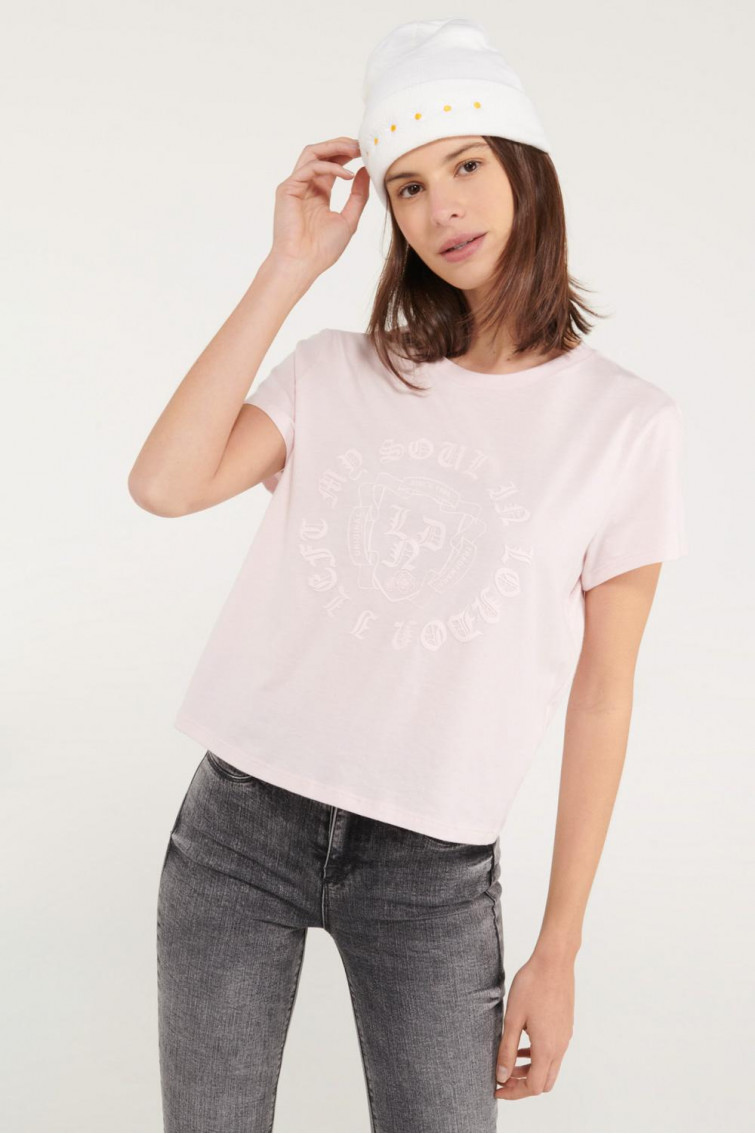 Camiseta manga corta con estampado en frente.