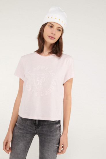 Camiseta manga corta con estampado en frente.