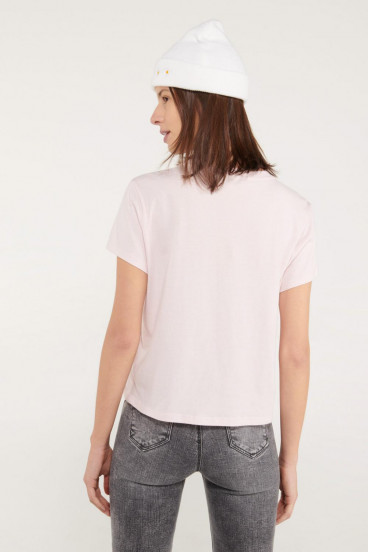 Camiseta manga corta con estampado en frente.