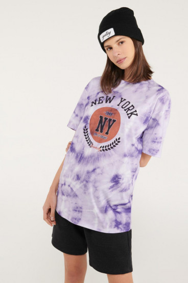 Camiseta manga corta tye dye con estampado en frente.