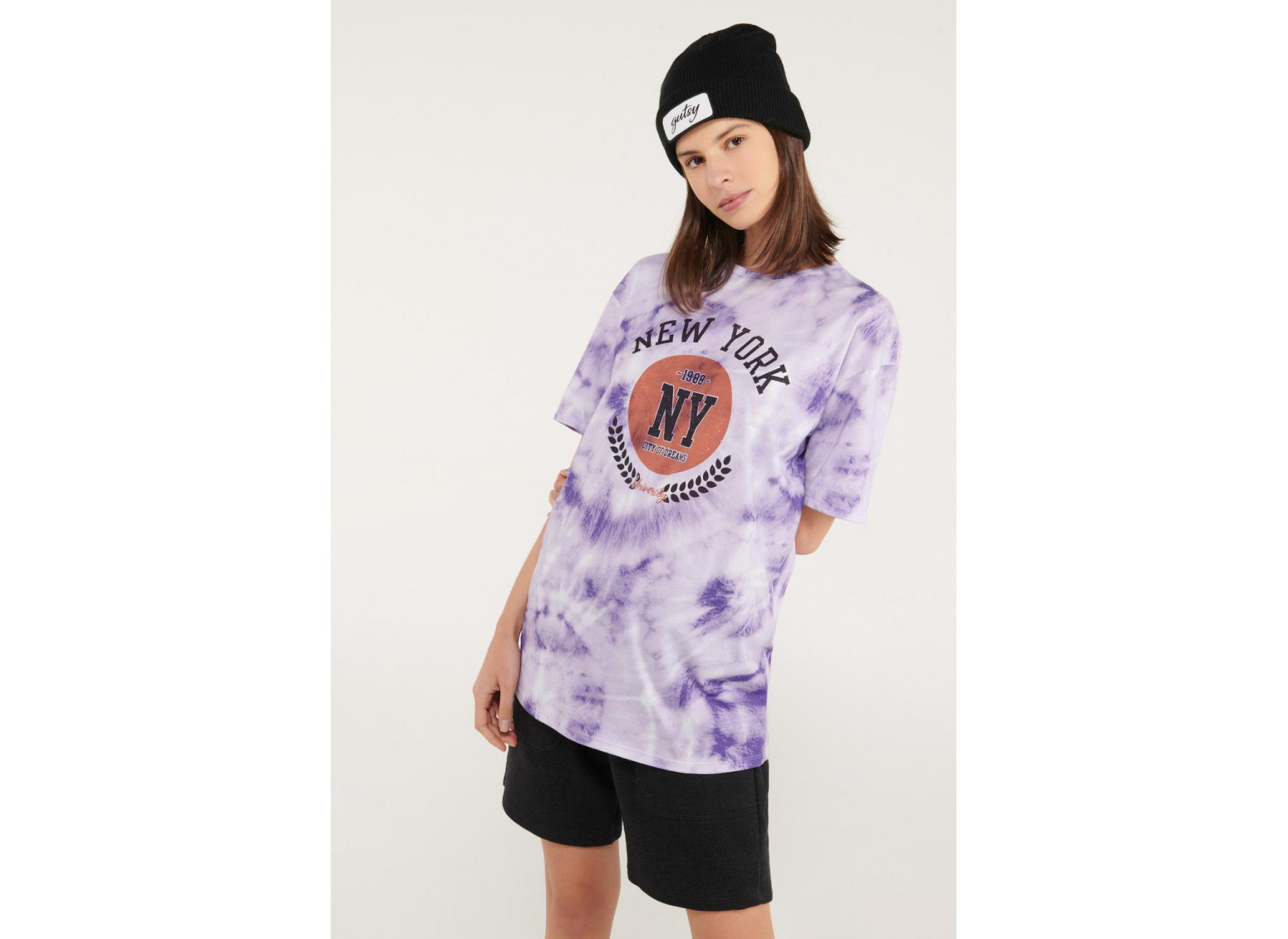 Camiseta manga corta tye dye con estampado en frente.