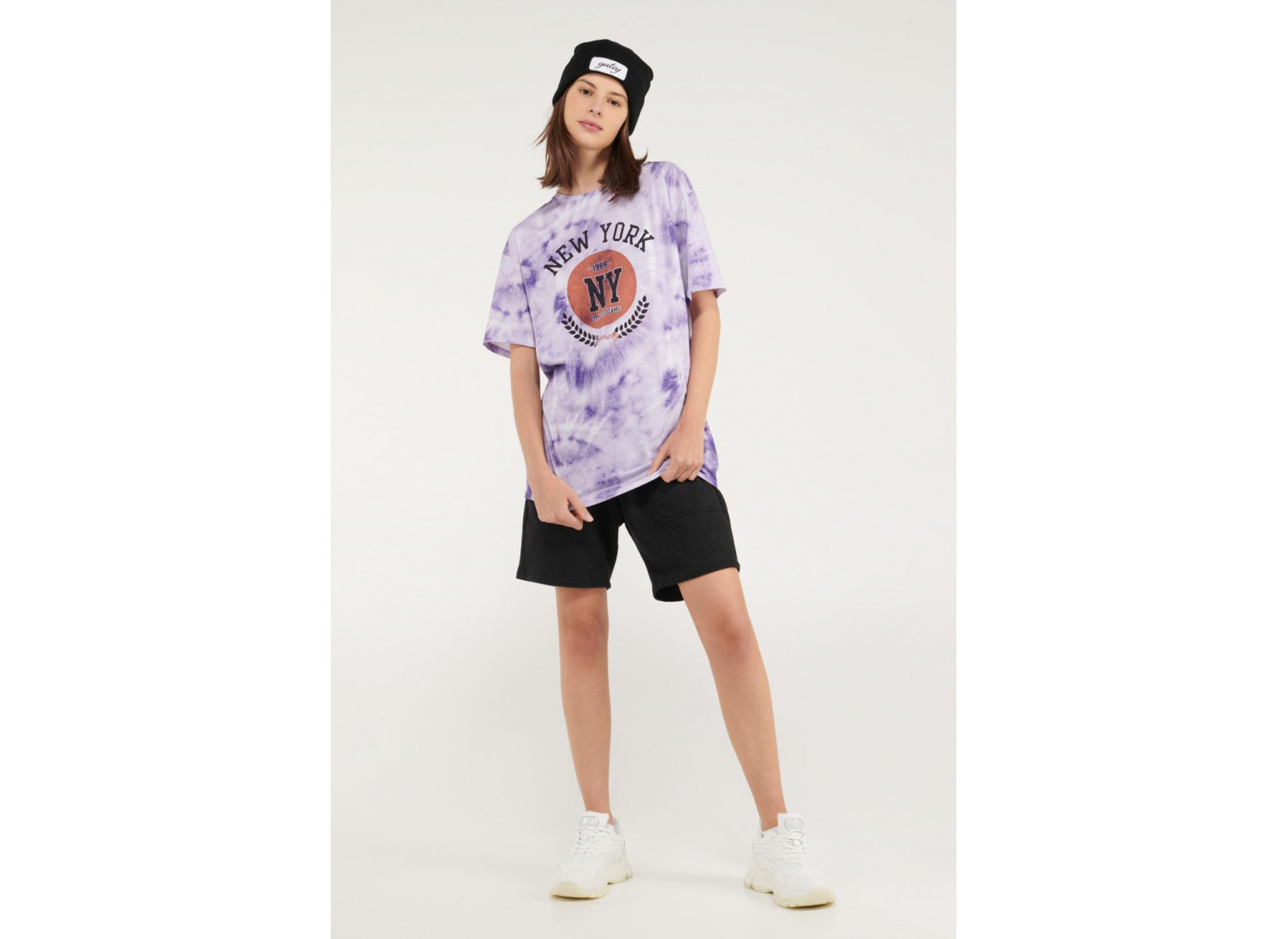 Camiseta manga corta tye dye con estampado en frente.