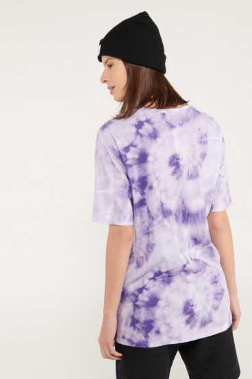 Camiseta manga corta tye dye con estampado en frente.
