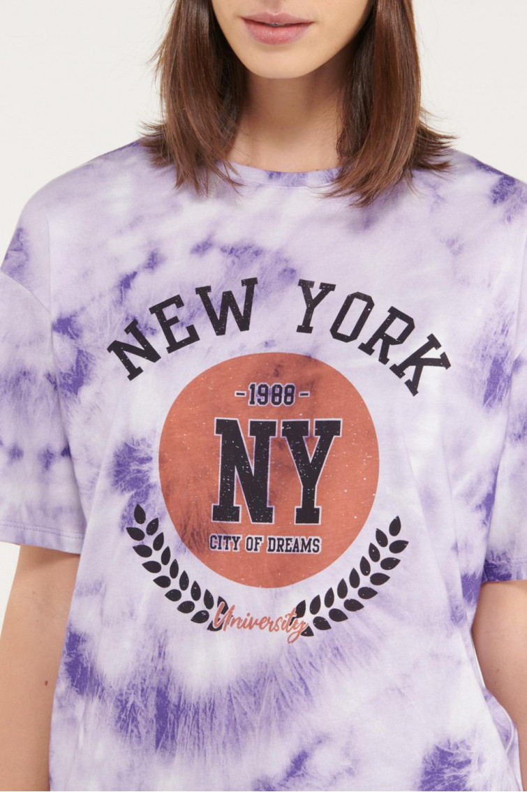Camiseta manga corta tye dye con estampado en frente.