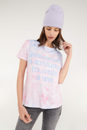 Camiseta manga corta tye dye con estampado en frente.