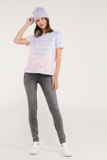 Camiseta manga corta tye dye con estampado en frente.