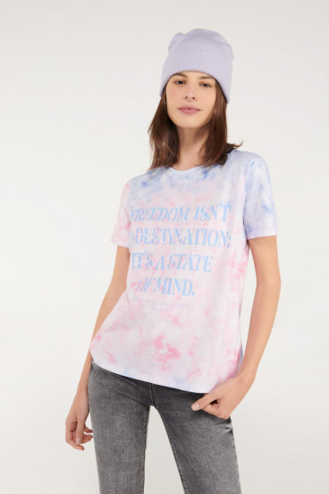 Camiseta manga corta tye dye con estampado en frente.