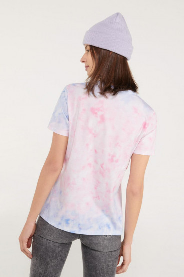 Camiseta manga corta tye dye con estampado en frente.
