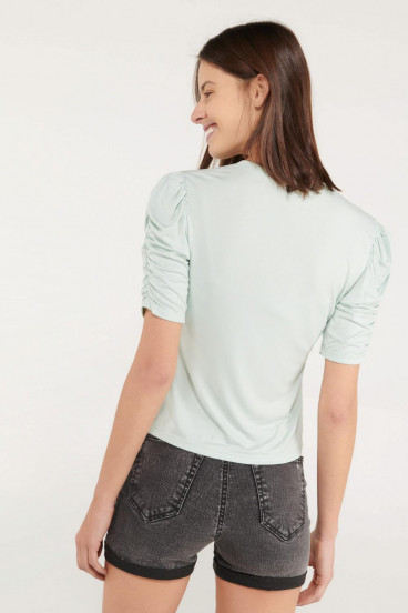 Camiseta manga corta unicolor con perlas.